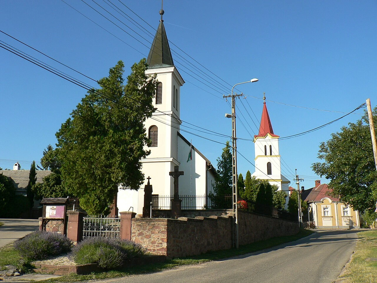 Lovas_központja_a_két_templommal